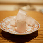 炎水 - ◎削りたての昆布をテイスティング
      抵抗なく舌に馴染んでいき、優しい旨味が引き出されるように伝わる。 一枚がこれほどまでに直線的でムラの無い削り節に高まる期待。