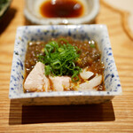 炎水 - おこぜの肝と胃袋のポン酢和え
      胃袋は食感が素晴らしく、肝はフレッシュでクリアな旨味を伝えてポン酢で締まった味を表現。