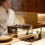 炎水 - 裏で炭焼きされ、カウンターでもタレを潜らせて炭火で仕上げます。