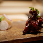 炎水 - 鰻風のタレには山椒の香りを乗せて、強い食感から膨らむタレの奥深い甘旨味！ 山椒がやわらかな香りであふれる脂を引き締めて炭焼きの香ばしさと交わる旨さ！
      酢橘おろしがタレの味を整える箸休め。