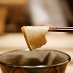 炎水 - 6時間蒸した鮑は軟らかながらも弾むような極上の食感。コシアブラの風味が綺麗に立ち、クリアなお出汁の旨味が奥深く舌に心地よく沁み入る味は唸るほどの旨さ！