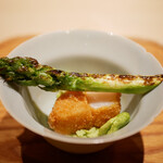 炎水 - ●前菜
      帆立香煎揚げ アスパラ炭火焼 ずんだ