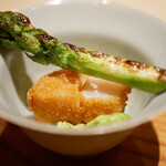 炎水 - キメ細かな衣を破ると、むっちりとふくよかな食感の帆立。米粉の風味が揚げ物としての完成度の高さを引き立てるように底上げ。温かさから風味がよく立つずんだも一皿をしっかり彩る。