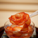 炎水 - 牛乳プリンの甘みに響く薄さがポイントのいちごの酸味。 口に一緒に入れると甘みの後から立ち上がるギュッと締まった酸味が最高の口直しに！土台に綺麗な甘みと香りを膨らませて甘酸っぱく締まりました。