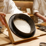 炎水 - 南部鉄器で炊かれたお米は「はつしも」です。