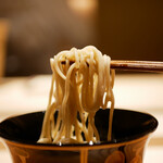 炎水 - 鮮度抜群のじゅんさい、お蕎麦のコシから膨らむ香りと旨味がお出汁の旨味と綺麗に相乗させるようにおいしさを確実に引き出す。