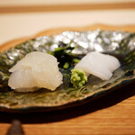 炎水 - おこぜ（明石）、スミイカ、海苔三つ葉添え プリプリむっちりとした寝かせかかのような抜群の食感のおこぜ。ふくよかな舌触りに漲る甘み、そこに響かせる醤油のコクで着地する格別の美味さ！ スミイカはコリコリとねっとりを兼ね備え、酢橘と塩、そして土佐醤油が身のおいしさを焙り出す！