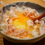 炎水 - 濃厚な卵黄に染まるエアリーな鰹節の香り。山葵醤油が旨味を呼ぶようにしっかり引き立てる！