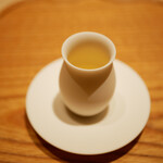 炎水 - ●お出汁
      口に含んだ瞬間に口中に広がる昆布の旨味。クリアながらも奥行きのある旨味が、込み上げてくる空気感との均衡を保ち、めちゃくちゃ美味い一体感を生む！