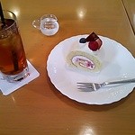 ガトー・ド・ボワ - いちごロールとアイスダージリンティー