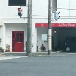 ラ・ポルト・ルージュ - 交差点のすぐそばに真っ赤なドアが。
            