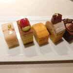 204881171 - ケーキセット（左からシトロン、ピスタチオ、カスタード、モンブラン、チョコテリーヌ）