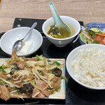 みんなの中華 利民 - 日替わり定食はレバニラ炒め
サラダ・スープ付き
定食はご飯お代わり自由！