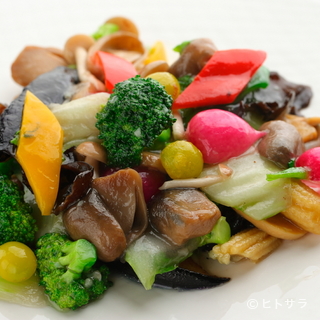 1833 - 季節のおいしい野菜を彩り鮮やかに楽しめる『季節の野菜炒め』