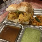 インディヤム - オレのオーダーはヴァーダパブ。
      いわゆるスパイシー野菜サンド。