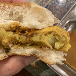 インディヤム - 中身はイモです。
      肉じゃなくても最高にウマい。
      それもまたインド料理。