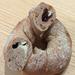 内橋 BREAD SHOP STUDIO - 漬け込みグランベリー＆ウォルナッツ　北海道十勝クリームチーズ（カット）