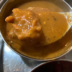 アムダスラビー - チキンサルナは鶏肉入り南印系クレイヴィカレー
            スパイスが効き、トロミスープカレー感あり