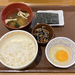 すき家 - たまかけ朝食
(ごはん(ミニ)・みそ汁・たまご・のり･季節の小鉢)