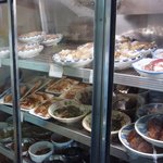 栄食堂 - メニューの下にあるショーケースの中は小鉢でいっぱい