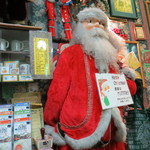 ラッキーピエロ - 入口にも等身大のサンタさん