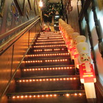 ラッキーピエロ - 2階に上がる階段はお出迎え隊が居ます