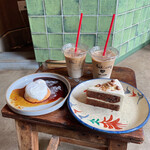 Chilling Coffee&Bake - 自家製カスタードプリン¥550/キャロットケーキ¥550