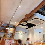 フェブラリーカフェ - 正面奥の壁にはお店のロゴ