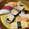 梅田 吉野寿司 - にぎり8貫と巻き3種