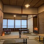 クラフト酒場 高角 - 座敷。奥の障子の先に庭があります。