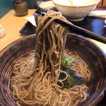 そば聖 - 「かけそば」（800圓）の蕎麥アップ。
