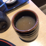 そば聖 - 蕎麥湯に蕎麥つゆを入れて飮む。