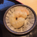 そば聖 - 「かけそば」（800圓）に附いてゐた小海老の天麩羅。