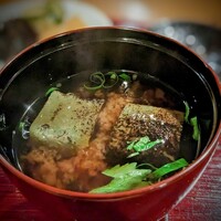 おかもと - ひそかに感動していた、炙った蓬麩の赤出汁。