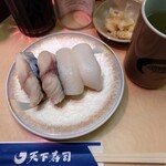 Tenka zushi - 鯖と真いか　それぞれ130円皿