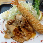 札幌屋台ラーメン - 日替わり定食（実物。海老フライと焼き肉はサンプルとほぼ同じボリューム）
