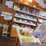 ベア・ベア - 季節ごとのシフォンケーキ10数種と、クッキーが並ぶ店内。イートイン可