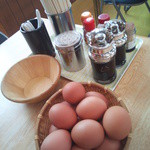 Maruyoshi - 卓上無料調味料にはｺｼｮｳ、ﾗｰ油、醤油、塩、一味が置いてある。定食用かな？ソースもあります。ゆで卵は有料ッスよ。
      