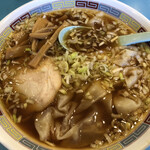 やじ満 - ワンタン麺 870円