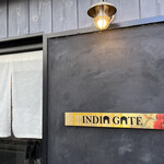 ビリヤニ専門店 INDIA GATE - 漆黒の板壁！「INDIA GATE」のプレートがCOOLです。