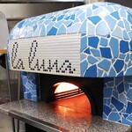 イタリア料理 la luna - 高温のピザ窯で一気に焼き上げます。