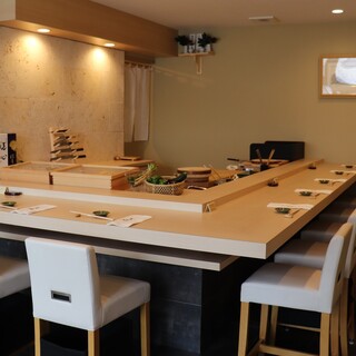 カウンターとテーブル席、そして１室の半個室を備えた全19席