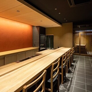 半個室あり。あたたかみと非日常感のある店内でゆったりくつろぐ
