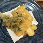 大衆割烹 おちあい - うどと山菜の天ぷら。うま！