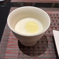 完全個室鮨和食かなうS - お通しのジャガイモの冷製スープ。しょっぱめでこれだけでツマミになる。