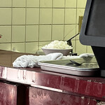 太興飯店 - 他の人の定食用のご飯ですが　漫画盛りの勢いに思わず写メ！笑笑