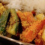 月と太陽 - 月と太陽のダルバート　タルカリ