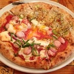 ピッツェリア ノーチェ - ピッツァ（釜揚げシラス・長ネギ・カラスミ・アンチョビと
      サルシッチャ・モッツァレラ・卵のハーフ＆ハーフ）