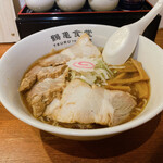 鶴亀食堂 - ランダムに切られたチャーシューが乗ってます。