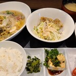 たく庵 - 
            日替り定食(税込800円)
            ①皿うどん
            ②揚げ焼売&キャベツサラダ
            ③蒟蒻旨煮【冷】
            ④ウインナー
            ⑤冷奴
            ⑥広島菜
            ⑦白ご飯
            ⑧お味噌汁